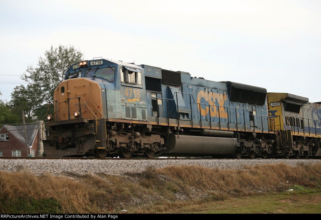 CSX SD70MAC 4718 leads